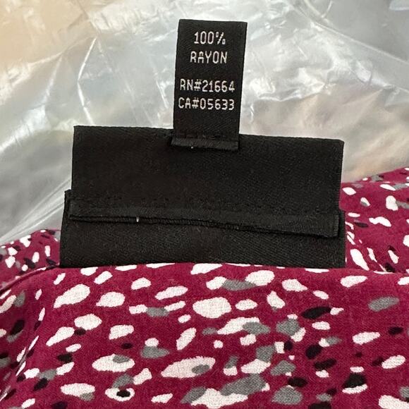 FOXCROFT Shaped Fit Button Up Blouse SZ 18W Wine Abstract Dot Rayon Shirt - Picture 7 of 10